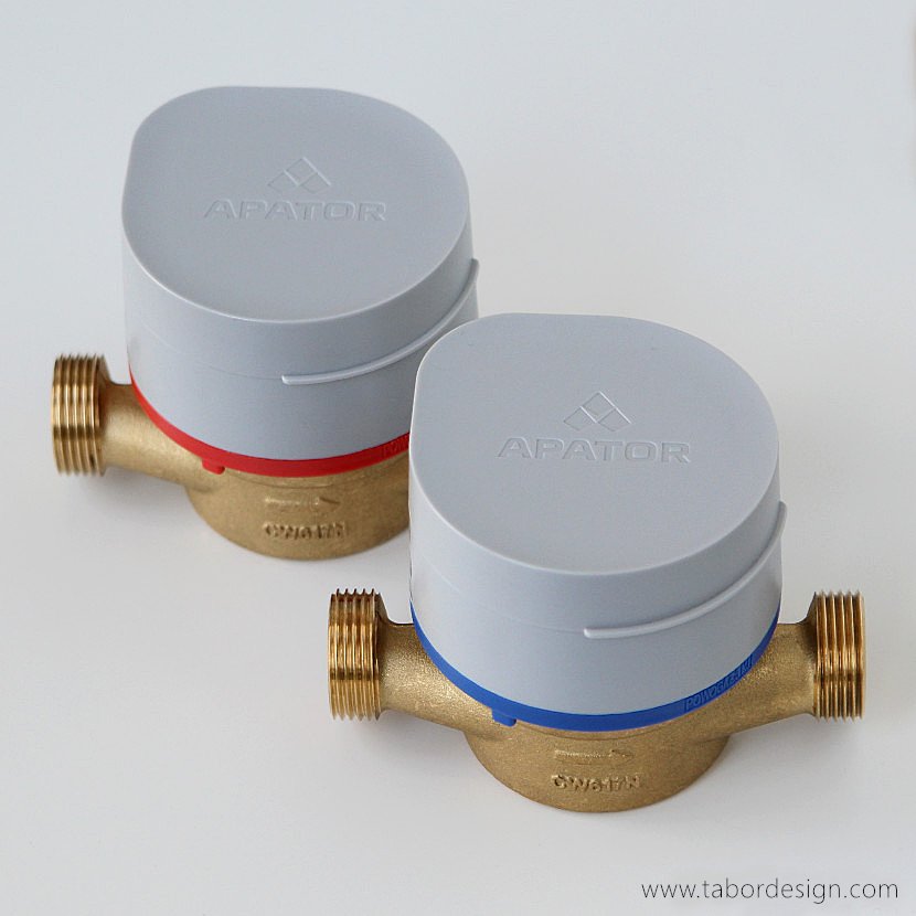 Dwa wodomierze Apator JS Smart D+. Widoczne kolorowe znaczniki. Niebieski — woda zimna. Czerwony — woda ciepła.