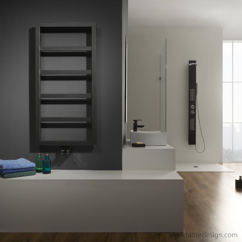 Grzejniki dekoracyjne premium. Ciemny grzejnik drabinkowy w łazience. Panel prysznica i umywalka w tle. Wnętrze nowoczesne, minimalistyczne.