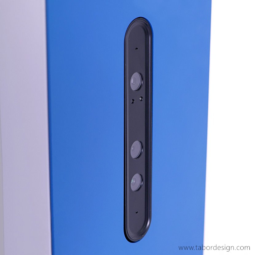 Skaner 3D Iniphy — nowoczesne narzędzie diagnostyczne. Fragment kolumny skanera 3D z panelem kamery. Dwa obiektywy oraz inne elementy optyki.