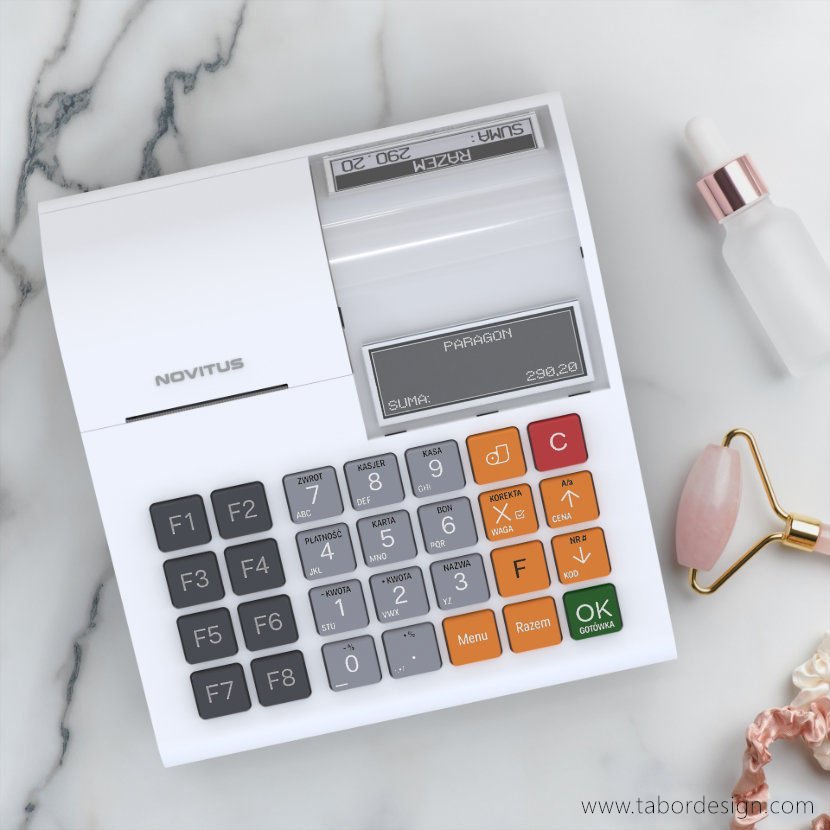 Biała kasa fiskalna widoczna z góry na marmurowym blacie. Obok przybory kosmetyczne.
