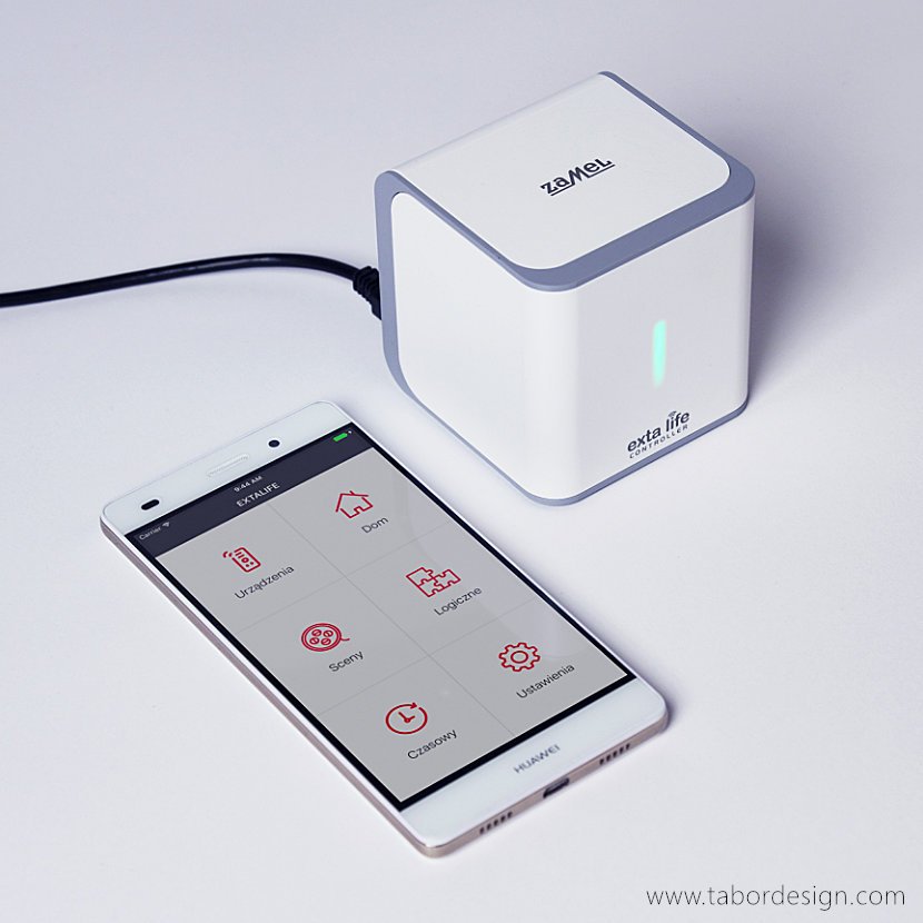 Kontroler automatyki smart home EFC-01 podłączony do sieci przewodem. Obok smartphone z otwartą aplikacją Exta Life.