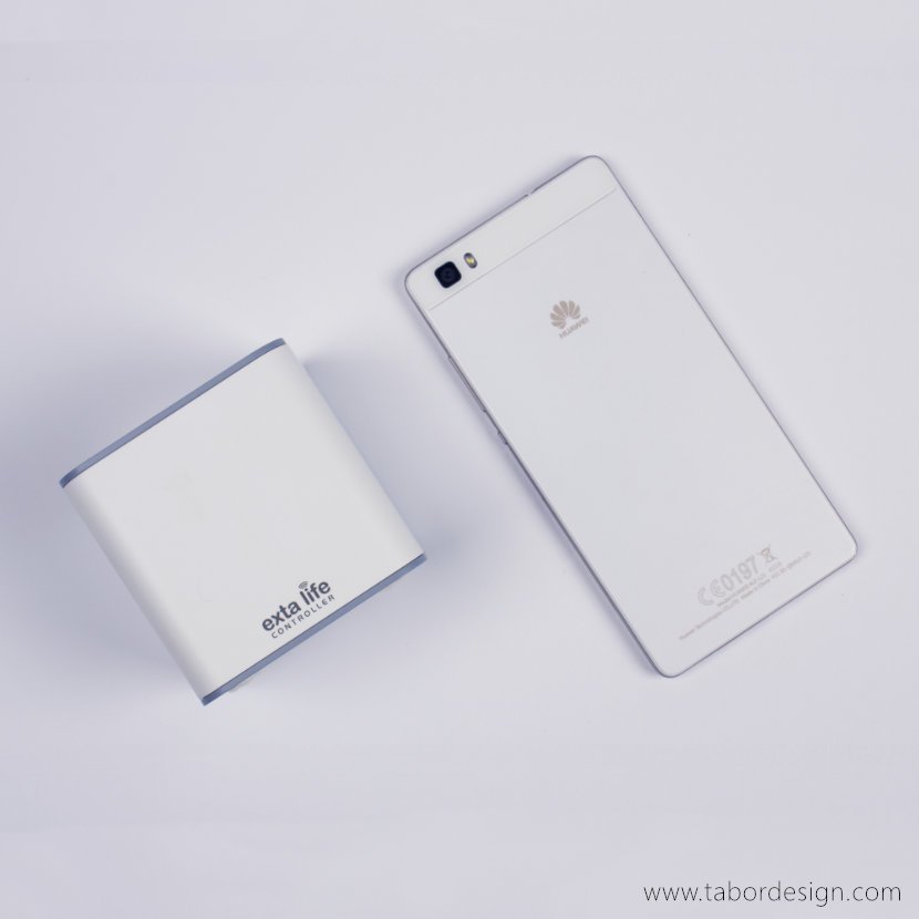 Kontroler automatyki smart home EFC-01 i leżący obok smartphone.