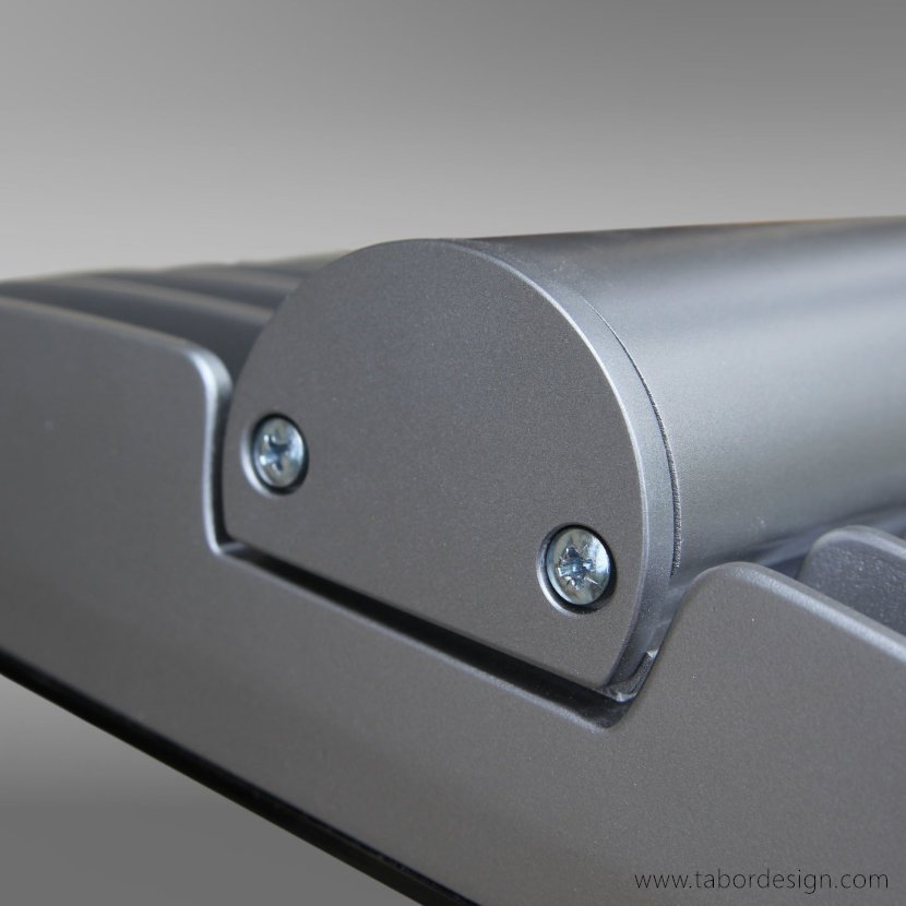 Fragment układu oprawy ulicznej. Widoczny moduł świetlny LED i zaślepka profilu nośnego mocowana na wkrętach.