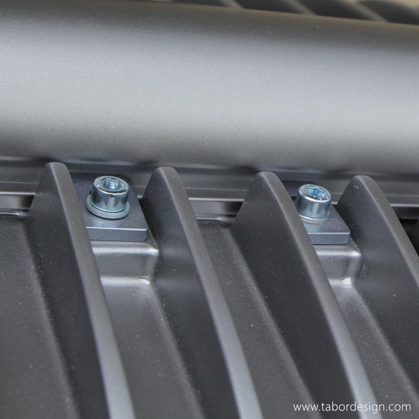 Fragment modułu świetlnego LED zamocowanego do belki nośnej oprawy ulicznej.